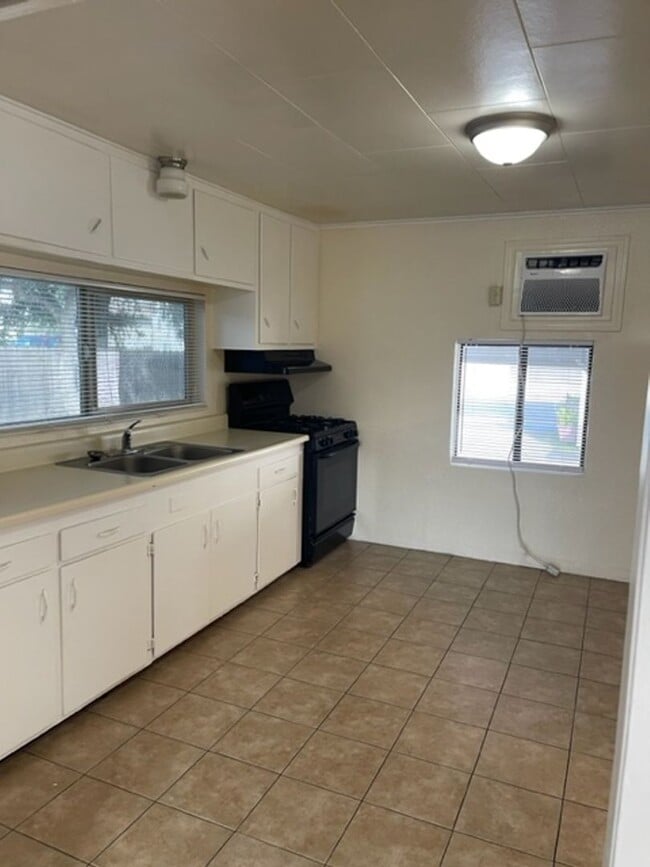 Building Photo - 2 Bedroom in Anderson with yard and garage!