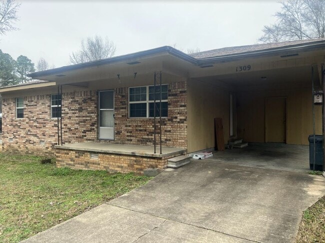 Building Photo - 1309 Robinwood Dr