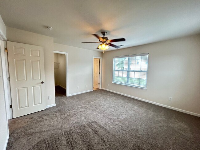Building Photo - Immaculate beautiful 3-bedroom, 2.5-bath t...
