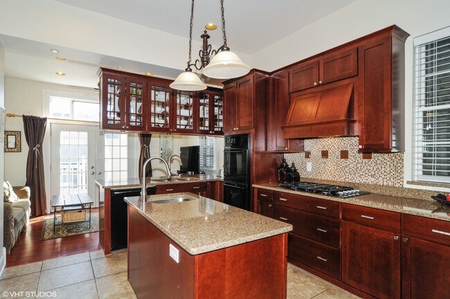 Building Photo - 2113 W Cuyler Ave