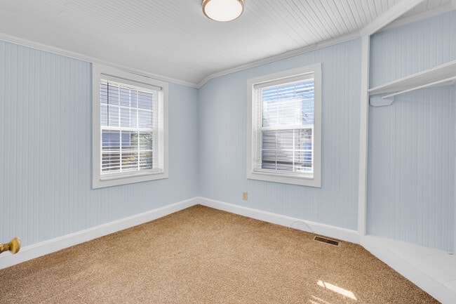 Building Photo - 2107 Bay St