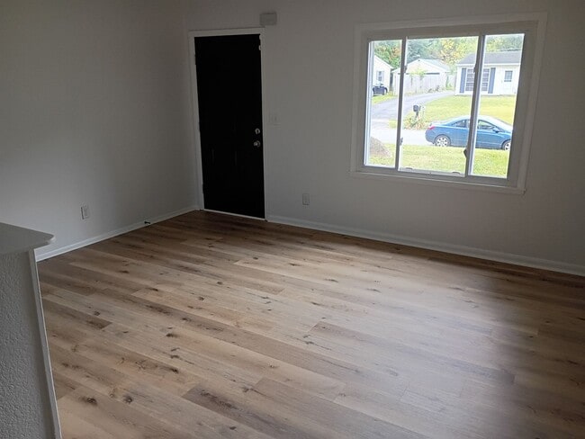 Building Photo - Updated 3BR/2BA + Detached 2-Car Garage!