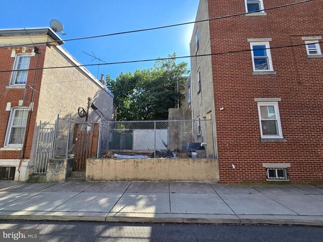 Building Photo - 1805 S 5th St