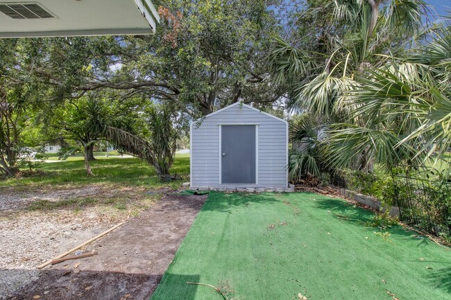Building Photo - 203 Parkwood Ln