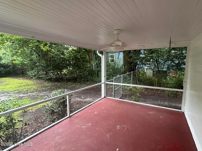 Building Photo - 4929 Oleander Dr