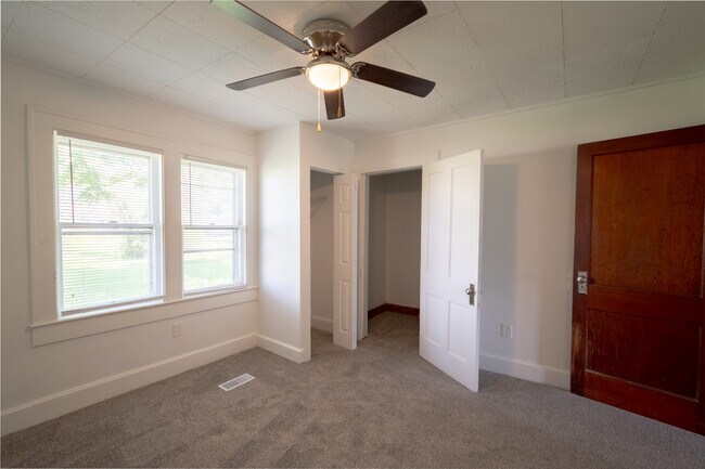 Building Photo - 433 N Randall St