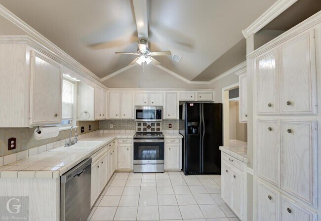 Building Photo - 5806 Hollyhock Ln