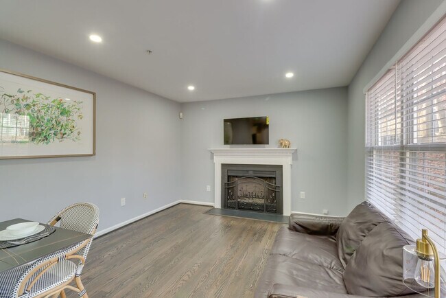 Building Photo - 3102 Hillside Ave