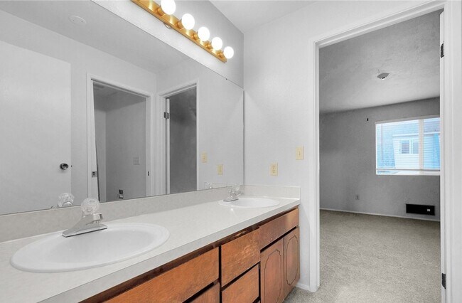 Building Photo - Spacious 2BD/1.5BTH Condo in Lynnwood - Mo...