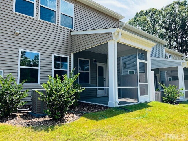 Building Photo - End Unit Townhome for Rent 3 bedroom Double Garage