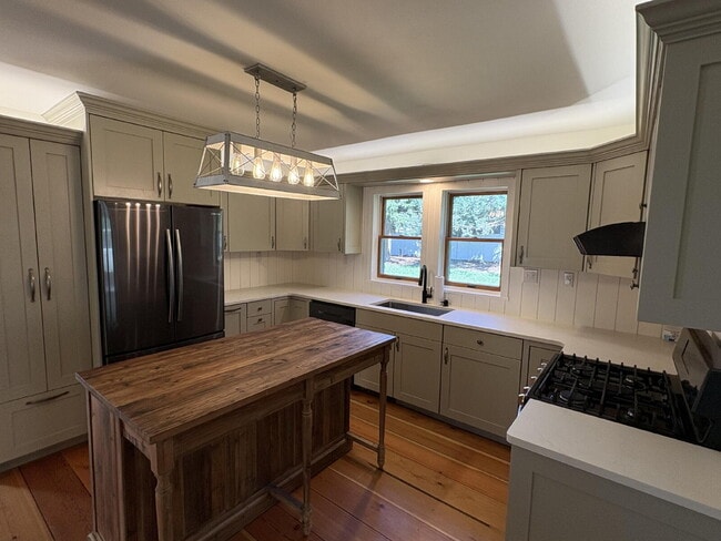 Building Photo - Spacious home in country setting, yet clos...