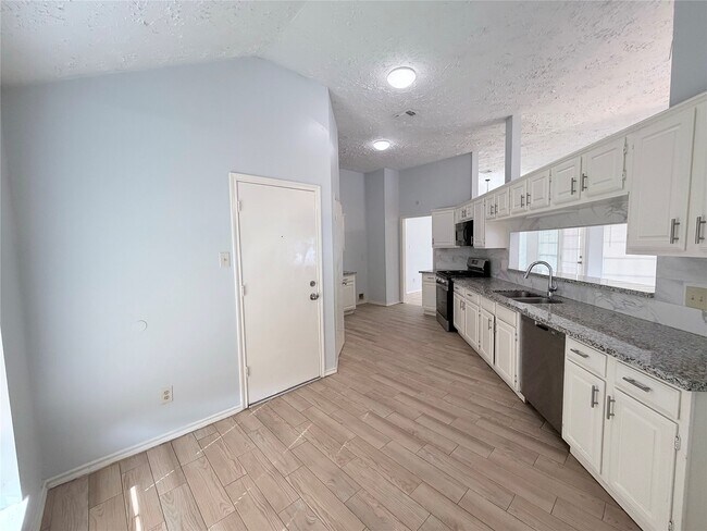 Building Photo - 5310 Park Shore Dr