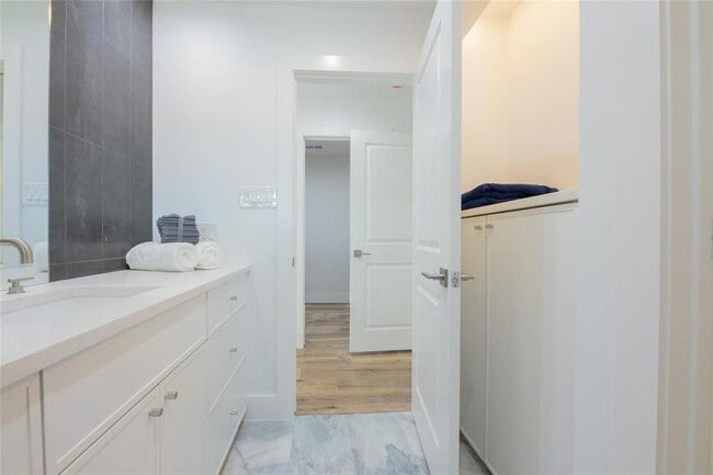 Building Photo - 10819 Oasis Dr