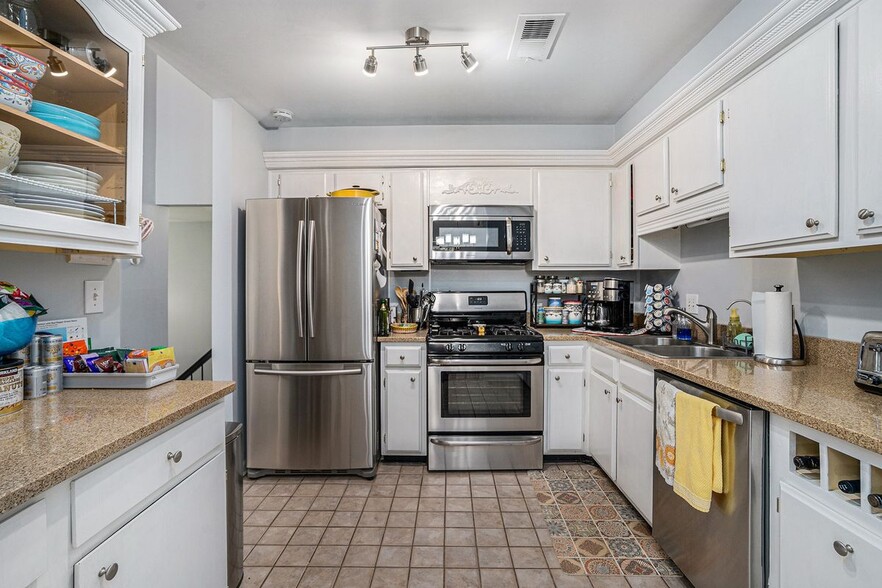 Building Photo - 3813 Paces Ferry W