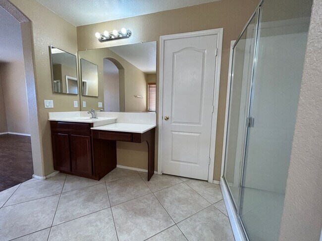 Building Photo - ? Large 4Bdm 3Ba Avondale Home *NO* Carpet ?