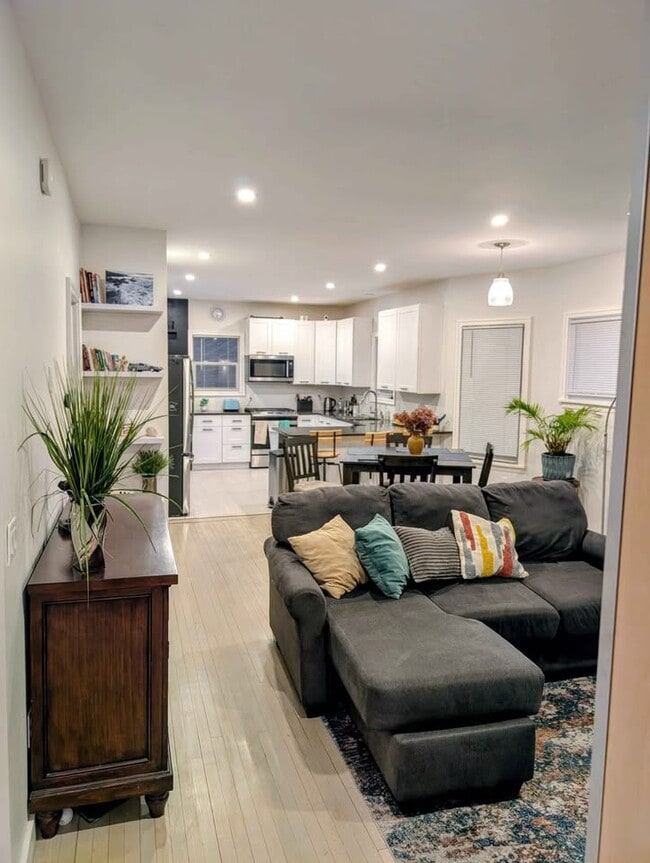 Primary Photo - 2535 University Ave NE