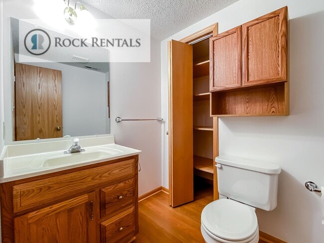 Building Photo - 14 Des Moines Ave