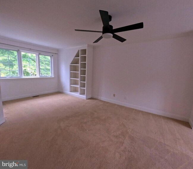 Building Photo - 957 Pinehurst Dr