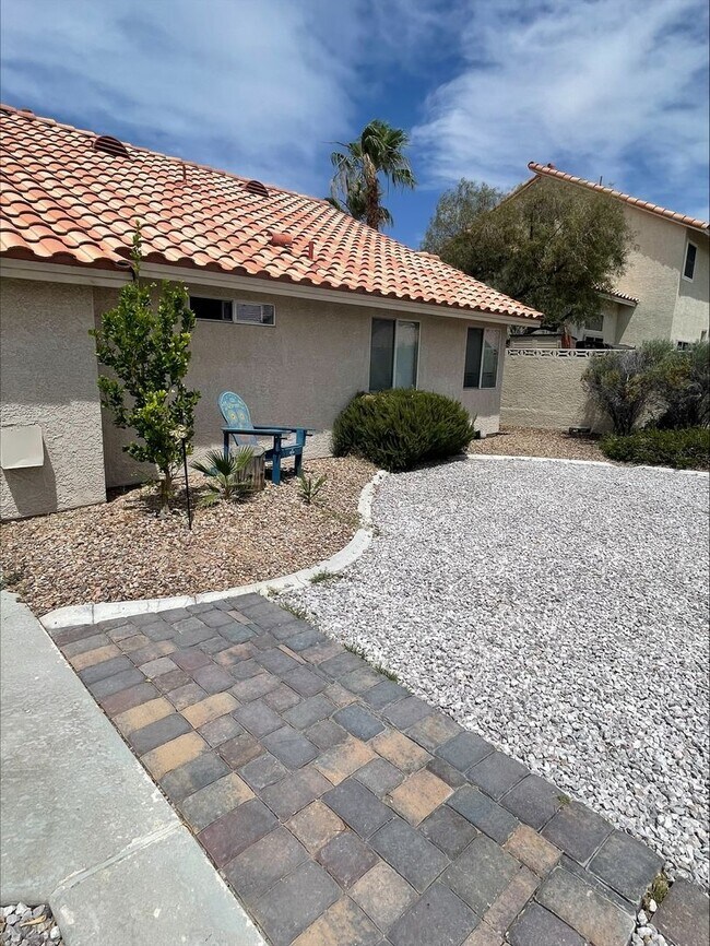 Building Photo - 3 Bedroom 2 Bath Home Off Durango
