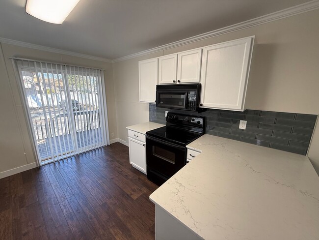 Building Photo - Newly Renovated 3 Bed, 1 Bath House w/ Bonus Room!