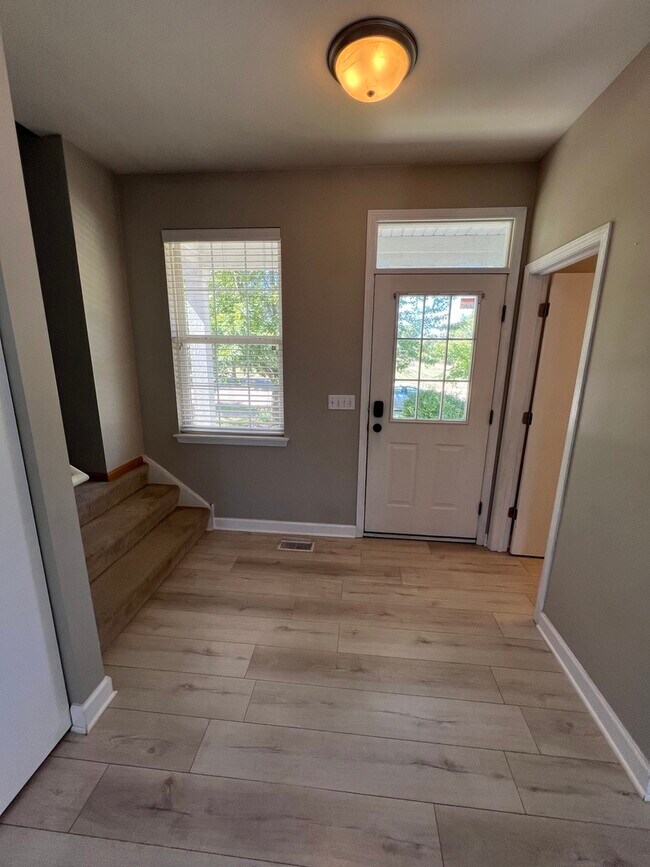 Building Photo - 2158 Middlebury Dr