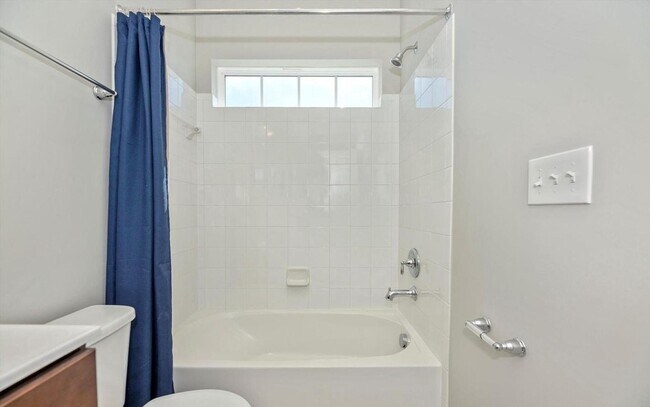 Building Photo - 3 level townhouse (newer construction) in Jefferson Place Community available early June!