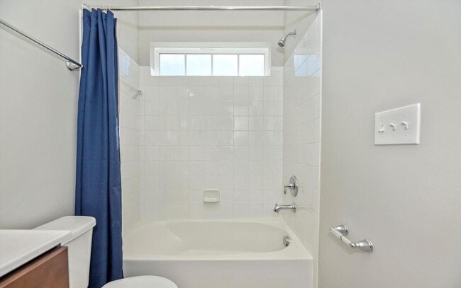 Building Photo - 3 level townhouse (newer construction) in Jefferson Place Community available early May!
