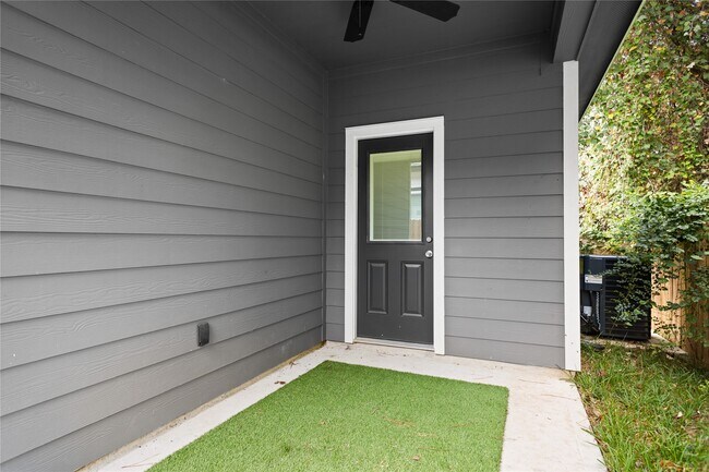 Building Photo - 16894 Balmoral St