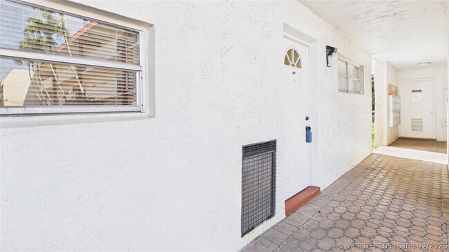 Building Photo - 381 S Hollybrook Dr