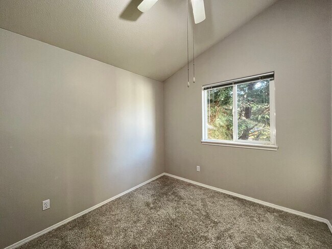Building Photo - Super-Cute Townhouse! 3 bed + 2.5 baths w/ Fantastic Floor Plan! (A/C & Washer / Dryer included!)