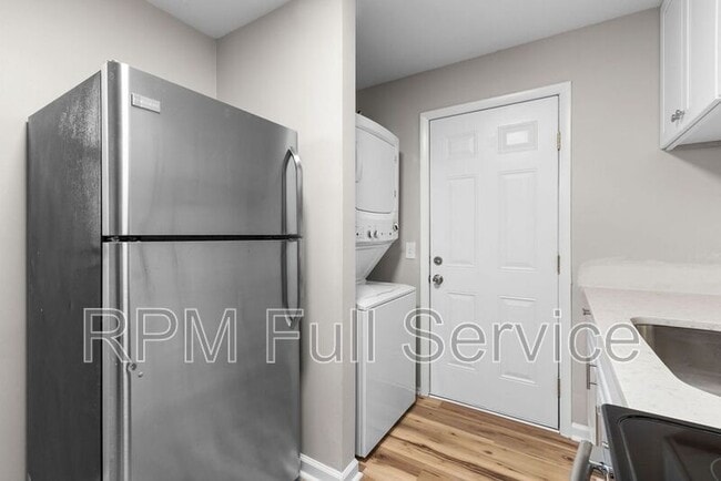 Building Photo - 895a W Sharpe Ave