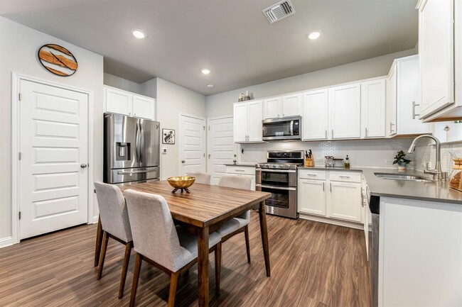 Building Photo - 7911 Mellencamp Dr