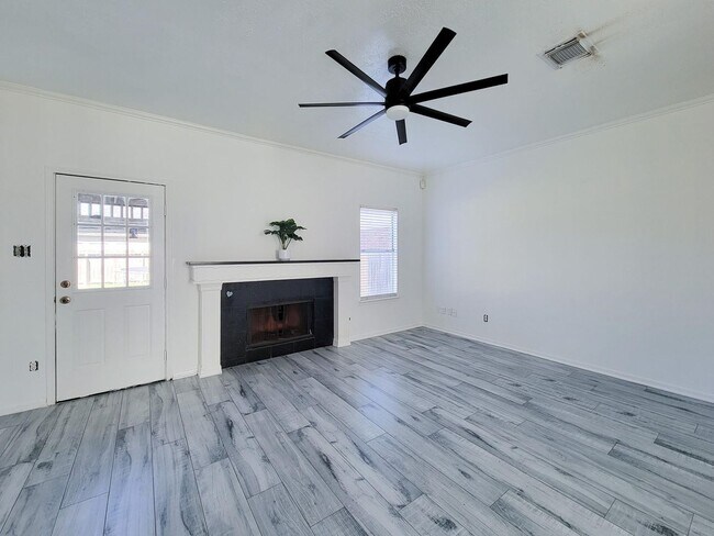 Building Photo - NICE 4 BEDROOM 2 BATH LEASE HOME WITH 2327 SF