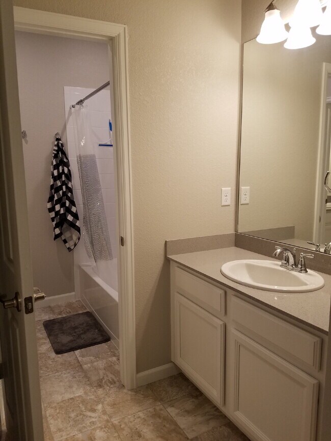 Building Photo - Gorgeous 4-Bed 3.5-Bath Home in Dayton Triangle!