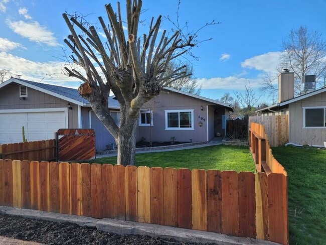 Building Photo - 685 Las Tablas Rd