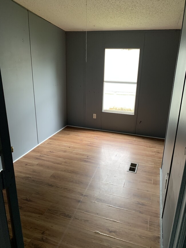 Building Photo - 2613 E Coffelt Rd