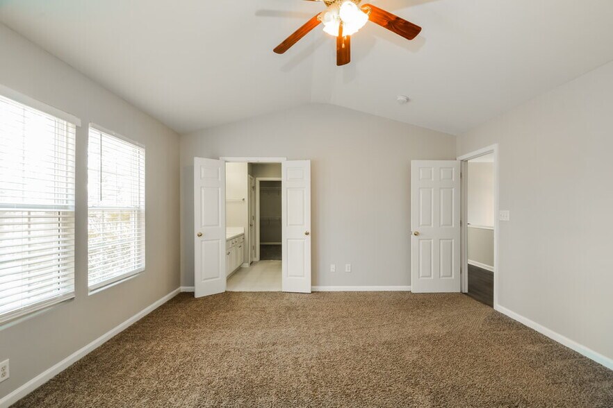 Building Photo - 5263 Little Sandy Dr