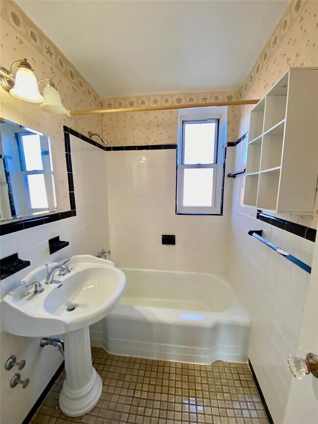 Building Photo - 1 Sadore Ln