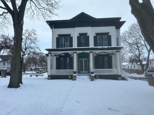 Building Photo - 718 W Stephenson St