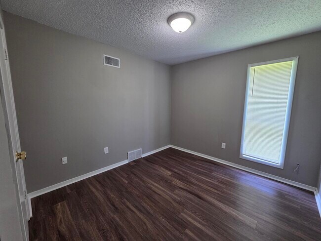 Building Photo - 6369 Golden Park Dr