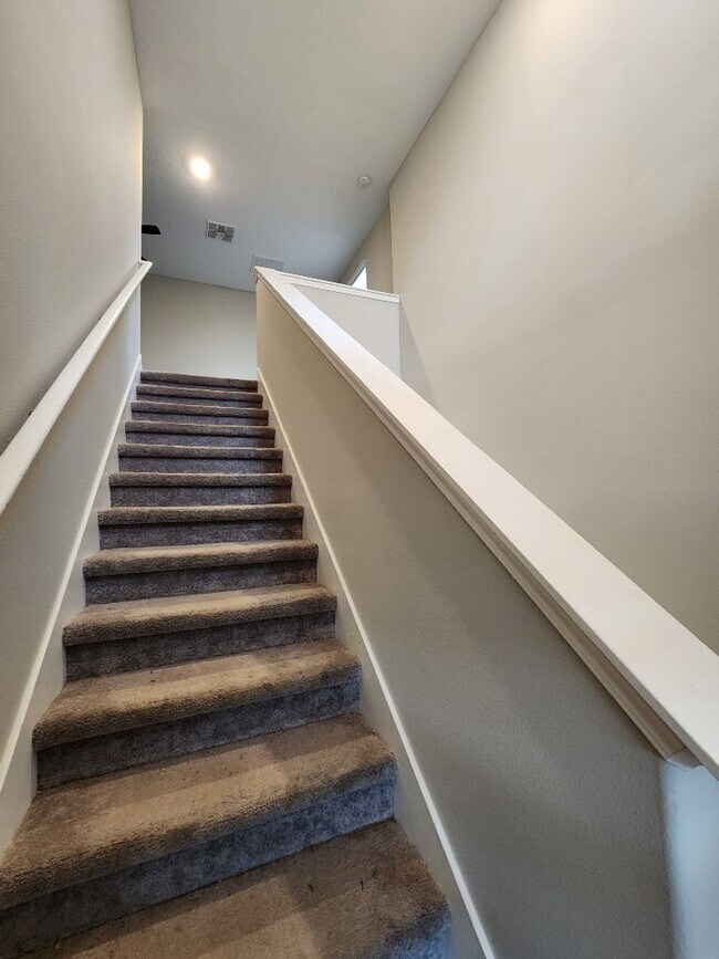 Building Photo - Gorgeous 4-Bedroom, 2.5-Bathroom Home in Riverview