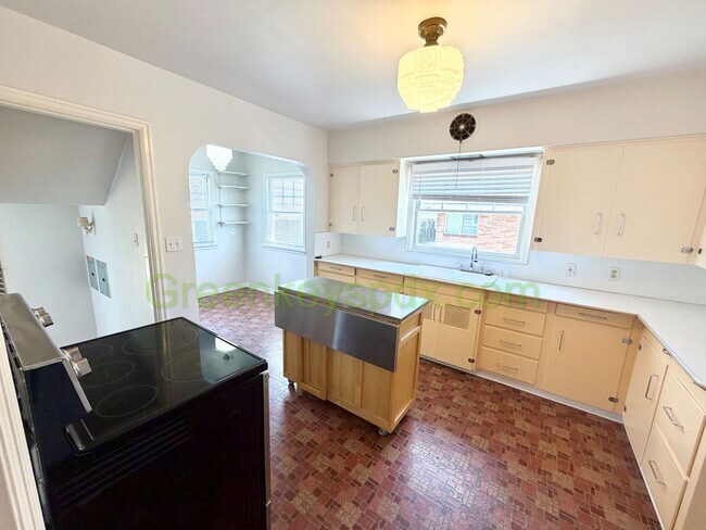 Building Photo - Lovely 3-Bedroom, 2-Bathroom House with Detached Garage in North Portland
