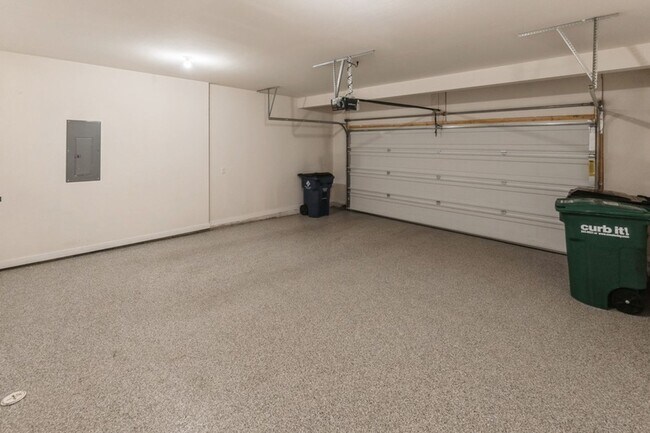 Building Photo - CORNER UNIT!! 3 Bed, 2.5 Bath Townhome in Ankeny