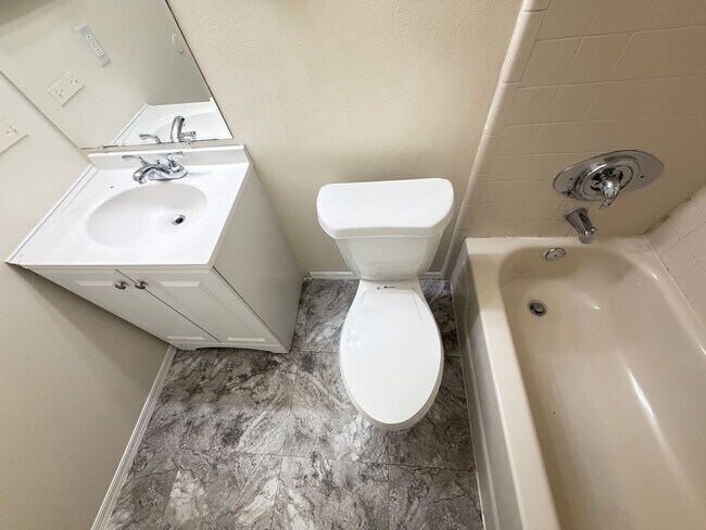 Building Photo - PRICE DROP! Orlando: 2BD/ 2BA - A Bright, Comfortable Home Designed for Everyday Living! WASHER &...