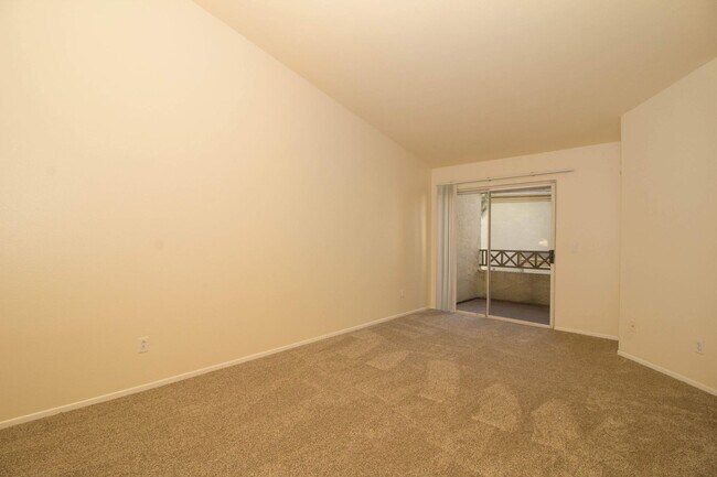 Building Photo - 2 Bedroom, 2 Bath Condo in Eastlake Shores