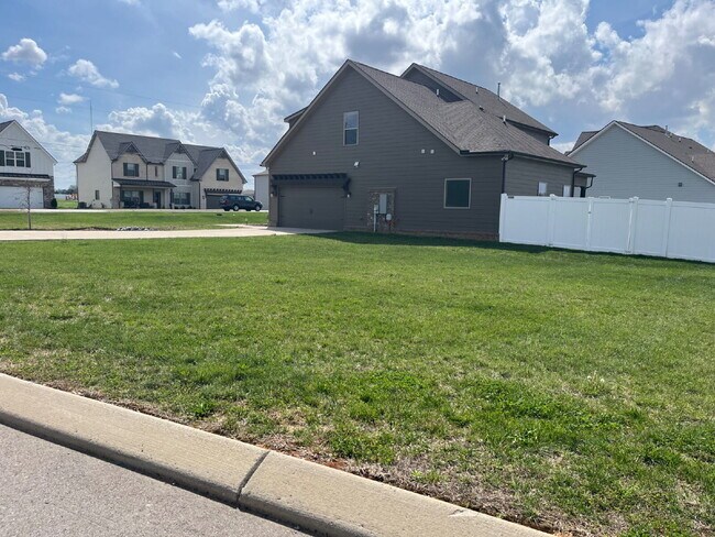 Building Photo - "Spacious 4-Bedroom Retreat with 3.5 Baths in Charming Mt. Juliet!"