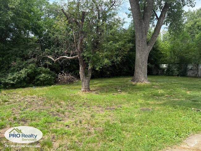Building Photo - 2 Bedroom Home with a Large Fenced in Yard