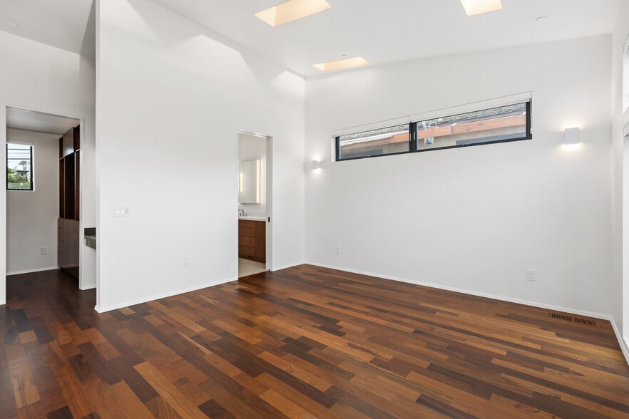 Master bedroom with exquisite spa bathroom. - 4640 Del Monte Ave