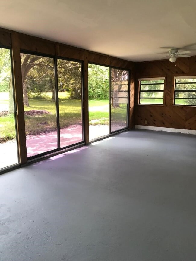 Building Photo - 5572 Memorial Dr