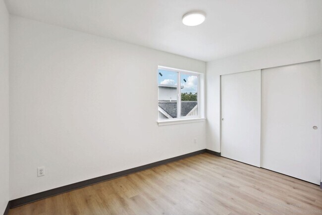 Building Photo - Spacious Townhome – Husky now leasing!